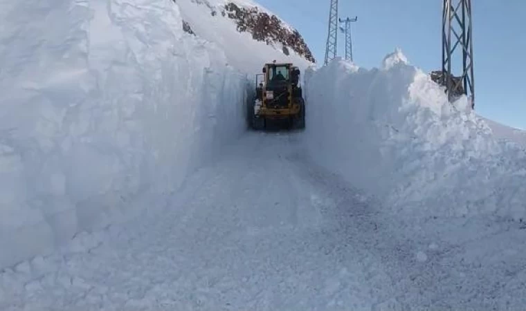 Yüksekova’da 7 kilometrelik yol, 4 metrelik kardan temizlendi