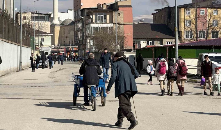 Yüksekovada yıllardır kapalı olan yol trafiğe açıldı