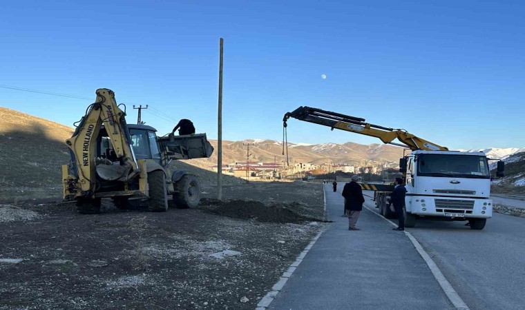 Yüksekovadaki TOKİ yolu aydınlatılıyor