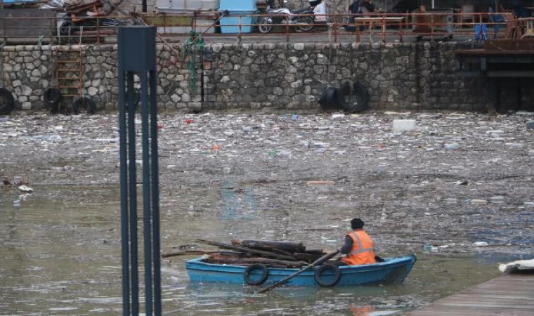 Zonguldak’ta deniz çamur rengine büründü, çöpler limana birikti