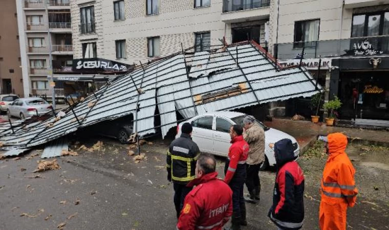 Zonguldak’ta fırtınada çatı uçtu; ev, iş yeri ve araçlar hasar gördü