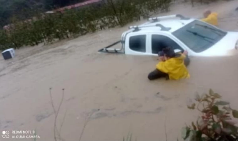 Zonguldak’ta sağanak ve fırtına; ağaçlar devrildi, gemi karaya oturdu (10)