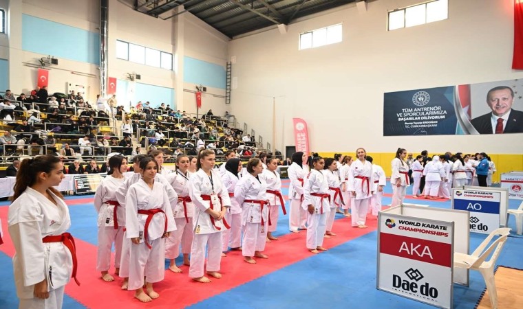 2 bin 200 sporcunun katılımıyla Türkiye Karate Şampiyonası Kartepede başladı