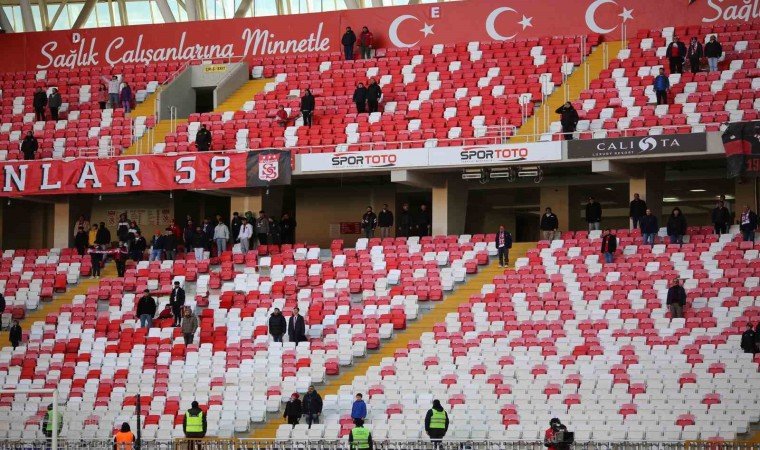 4 Eylül Stadyumunda maça taraftar ilgi göstermedi