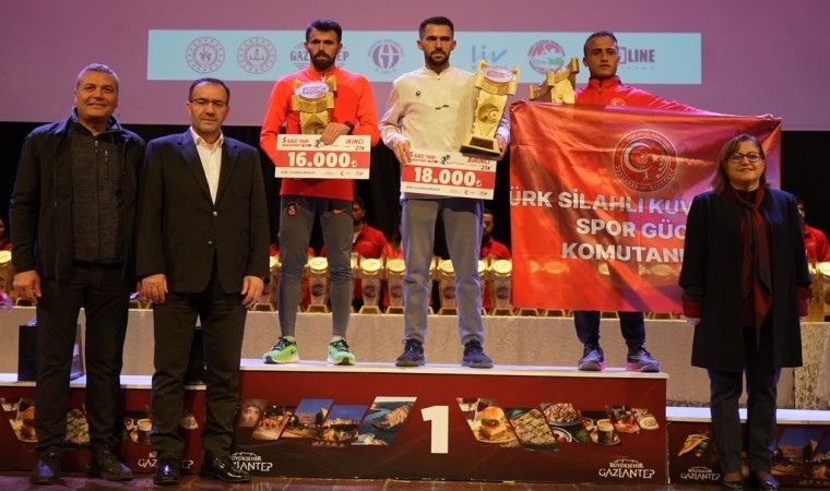 5. Gazi Yarı Maratonunda dereceye giren sporcular ödüllerini aldı