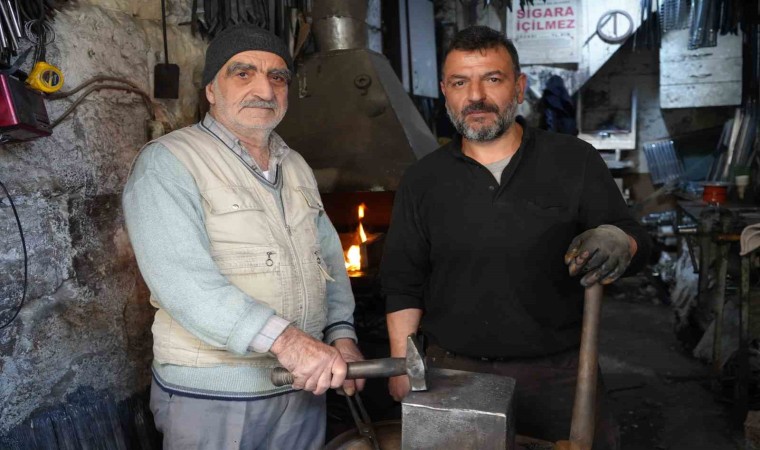 70 yıllık demirci ustası zamana ve teknolojiye direniyor