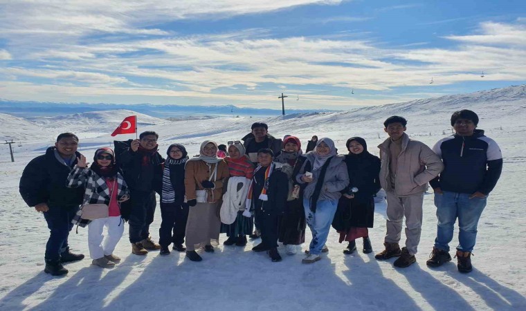 9 bin 87 kilometre uzaklıktan gelen Endonezyalı turistler Erciyese hayran kaldı