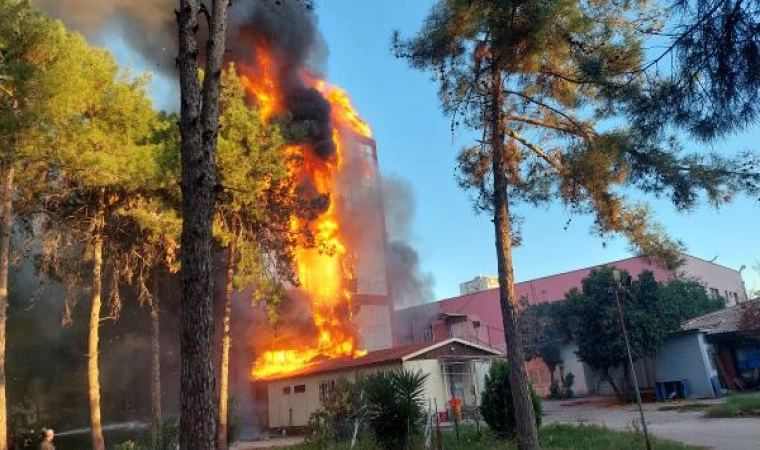 Adana’da kullanılmayan hastane binasının deposunda yangın (2)