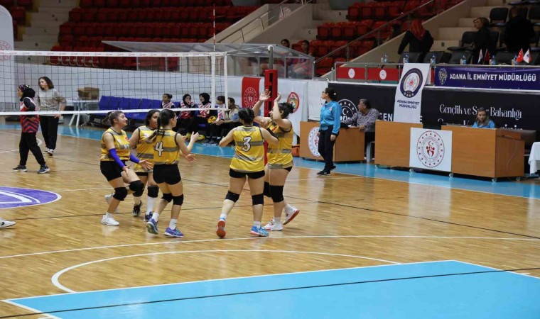 Adanada liselerarası voleybol turnuvası nefes kesti