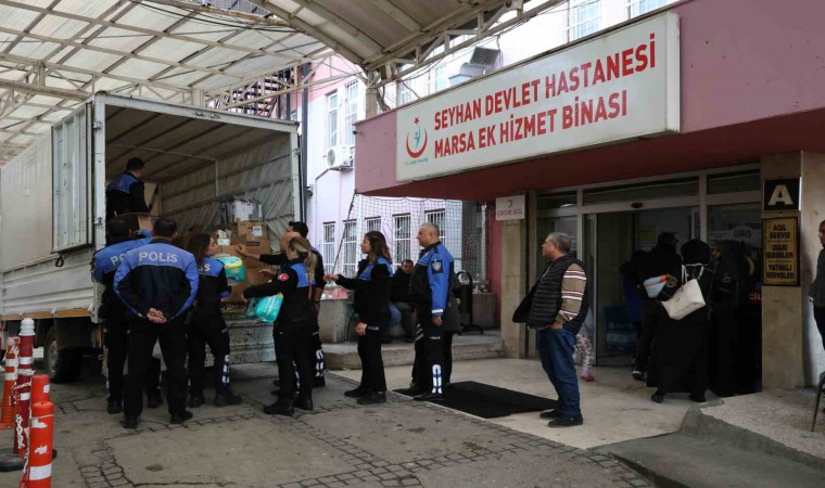 Adanada polis, ihtiyaç sahibi ailelerine bebek bezi dağıttı