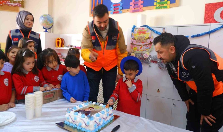 AFAD Gönüllülerinden depremzede Yiğit Buğraya sürpriz kutlama