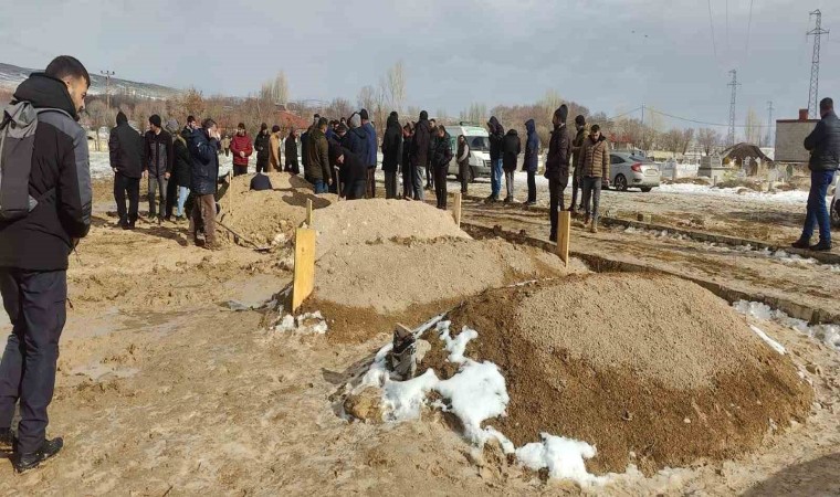 Ağrıda yol açmaya giden iş makinasının devrilmesi sonucu hayatını kaybeden 4 kişi toprağa verildi