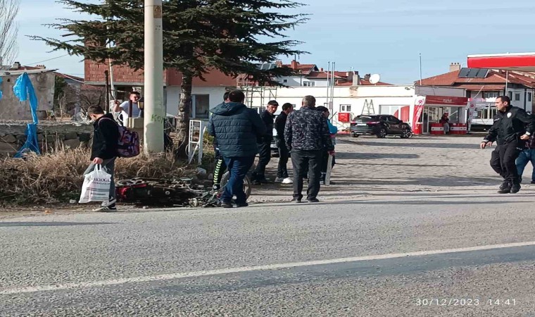 Akaryakıt istasyonundan çıkan motosiklete otomobil çarptı