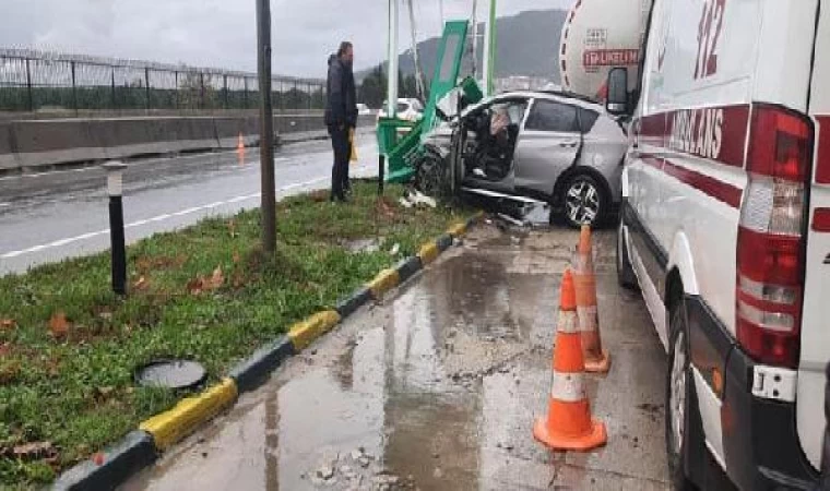 Akaryakıt istasyonunun tabelasına çarpan otomobilin sürücüsü öldü