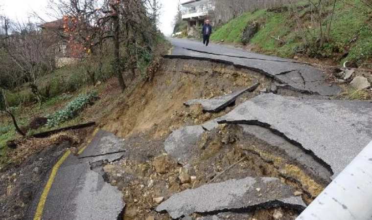 Akçakoca’da meydana gelen heyelanda iki iki koy yolu kapandı