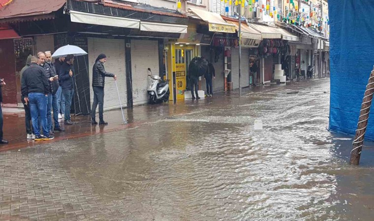 Alanyada rögarlar taştı, çarşı merkezini su bastı