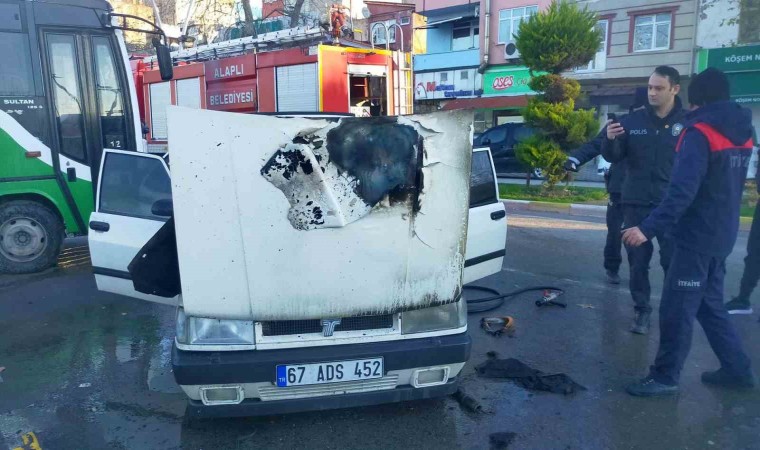 Alaplıda park halinde otomobil yandı