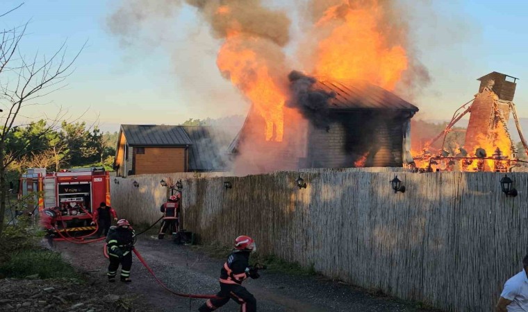 Alevlere teslim olan bungalov kül oldu