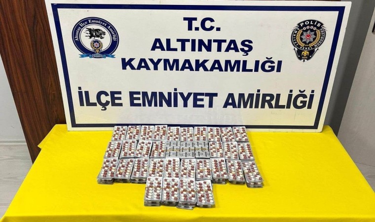 Altıntaşta çantasında bin 890 adet uyuşturucu hap ele geçirilen şüpheli tutuklandı