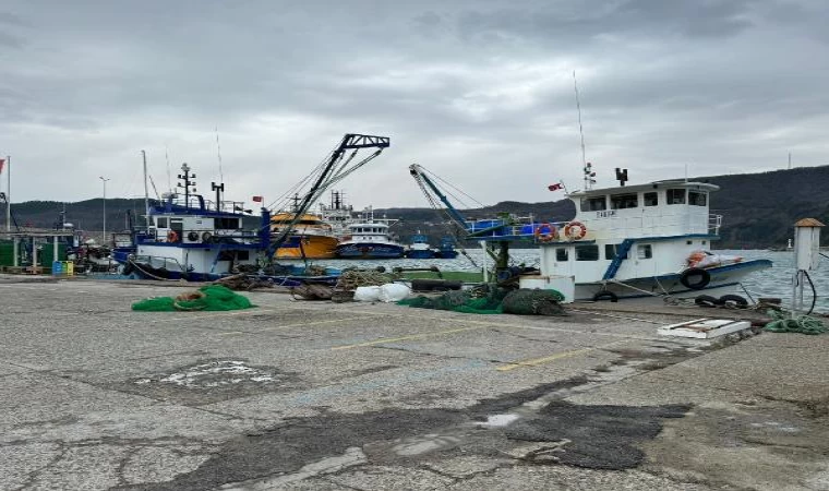 Amasra’da fırtına; balıkçı tekneleri ile destek gemileri limana çekildi