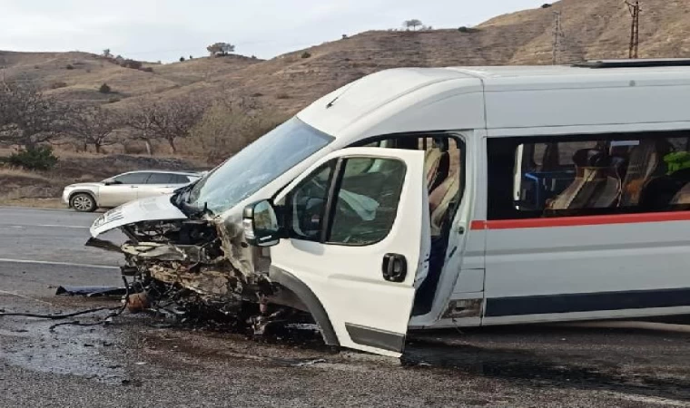 Amasya’da öğrenci servisi ile otomobil çarpıştı: 5’i öğrenci 6 yaralı