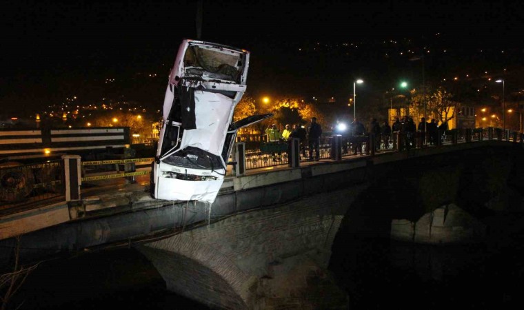 Amasyada otomobil köprüden Yeşilırmak Nehrine uçtu: 1 ölü