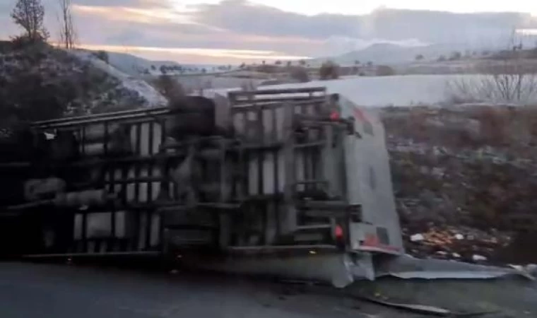 Ankara’da buz tutan yolda araçlar devrildi: 3 yaralı