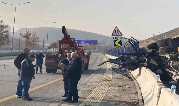 Ankarada servis otobüsü devrildi: 2 yaralı