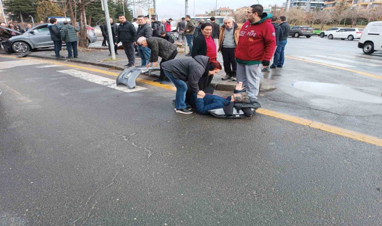 Ankarada trafik kazası sonrası araçta yangın çıktı: 2 yaralı