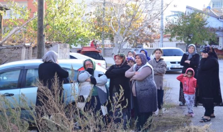 Annesi ile 2 kardeşini rehin alıp, evi ateşe verdi