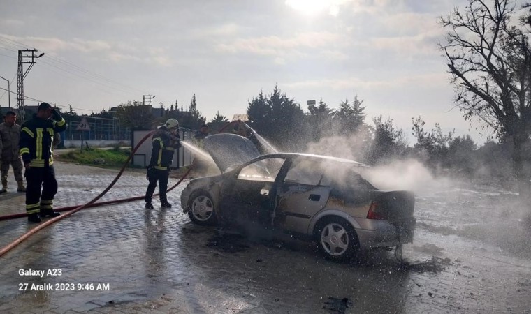 Antakya Karlısu Mahallesinde araç yangını kontrol altına alındı