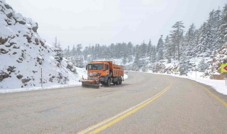 Antalya-Konya karayolunda kar kalınlığı 25 santime ulaştı