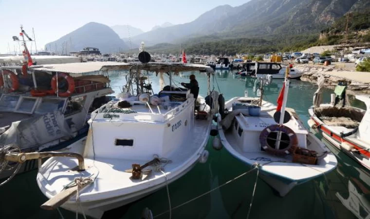 Antalya Körfezi’ndeki kirlilik balıkçıları vurdu; ağları boş dönüyorlar