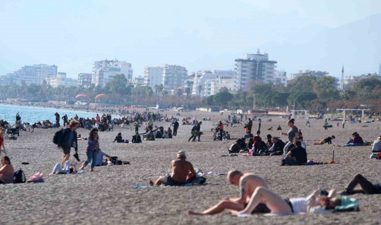 Antalyada dünyaca ünlü sahilde yılın son yoğunluğu