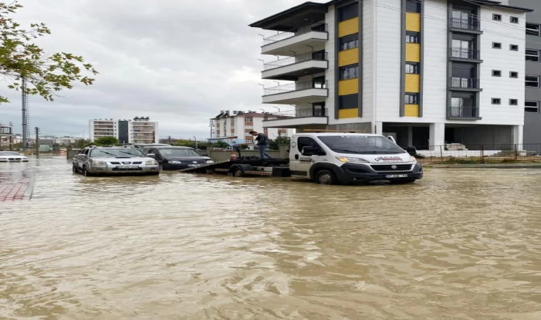 Antalya’da kuvvetli yağış; evlerin bahçeleri ile seraları su bastı