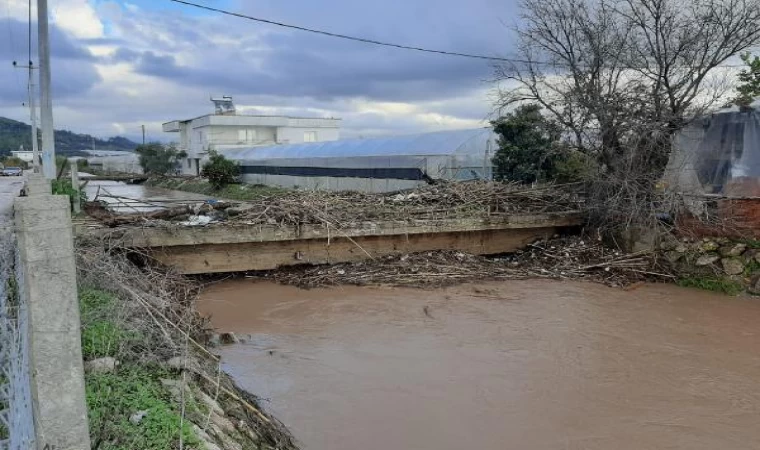 Antalya’da sağanak; ev ve iş yerlerini su bastı