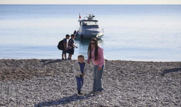 Antalya’da sıcak hava; denize girdiler