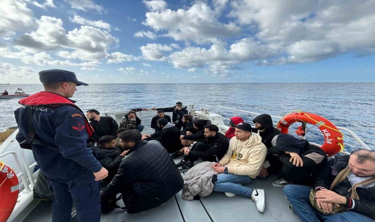 Antalyada ülkeyi terk etmeye çalışan 22 düzensiz göçmen yakalandı