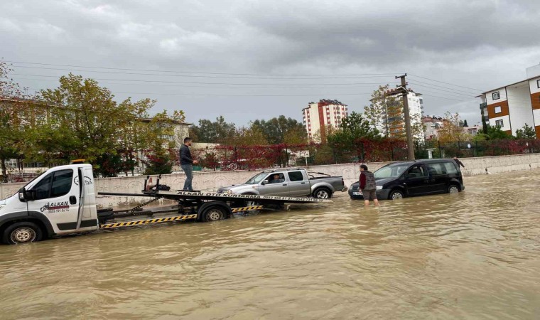 Antalyada yağış hayatı olumsuz etkiledi: Araçlar yolda kaldı, evleri su bastı