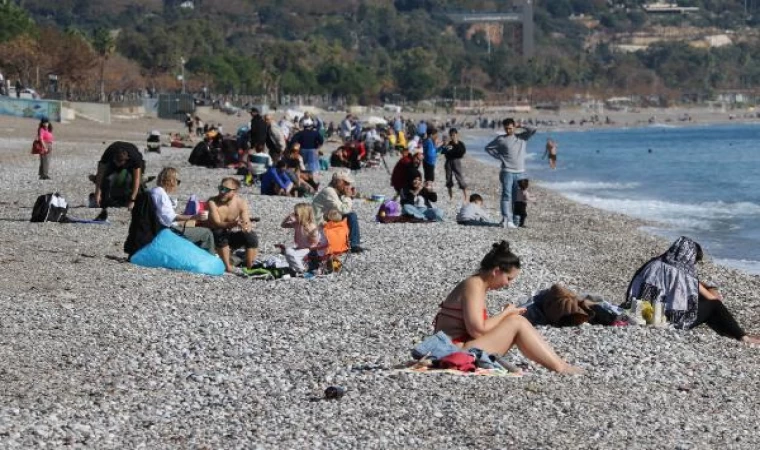 Antalya’da yağış sonrası deniz keyfi