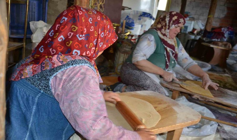 Antalyalı kadınların erişte kesme ve dibek taşında buğday dövme geleneği