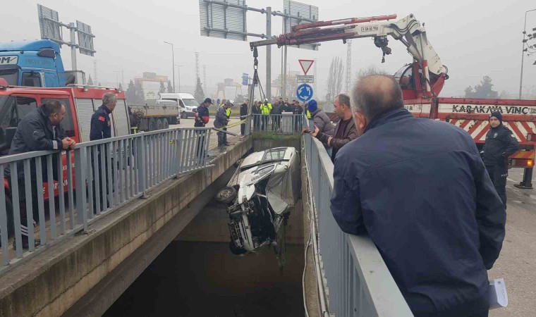 Araç Çayına düşen minibüs vinç yardımıyla çıkarıldı