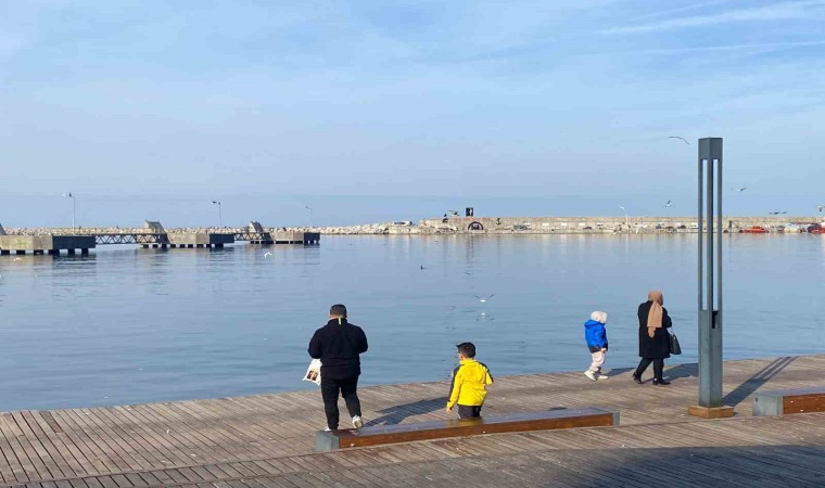 Aralık ayının son günlerinde sıcak havayı gören sahile koştu