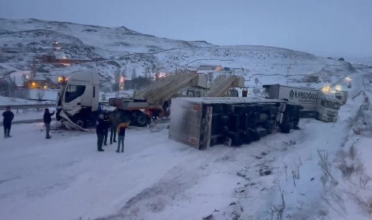 Ardahan-Kars kara yolunda zincirleme buzlanma kazası