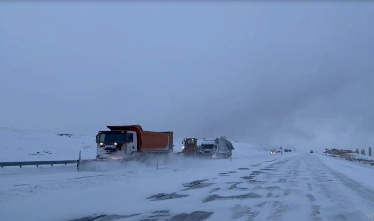 Ardahanda kar esareti: Yollar kapandı, zincirleme kazalar meydana geldi