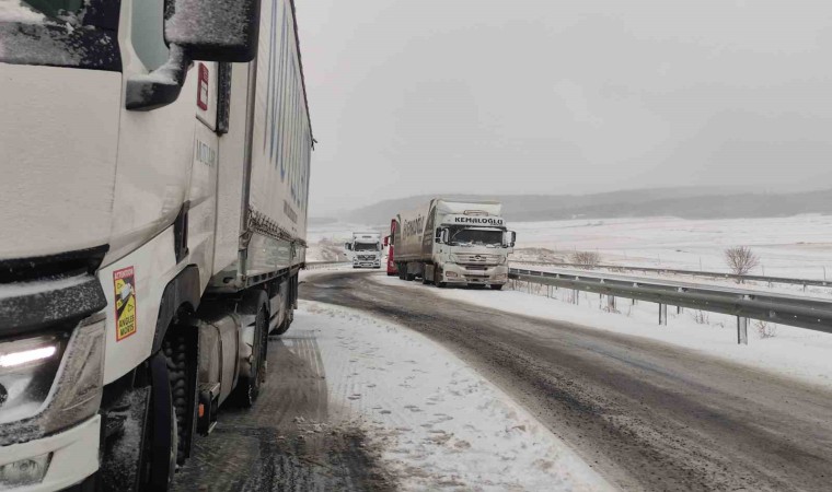 Ardahanda yollar kapandı, tırlar mahsur kaldı