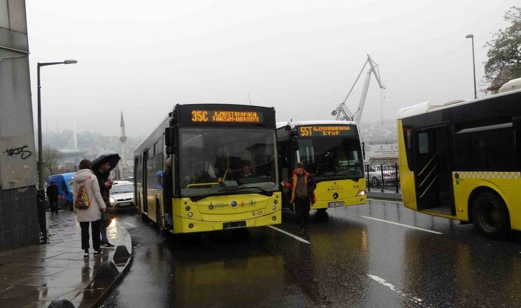 Arızalanan İETT otobüsü Unkapanı Köprüsünde trafiği felç etti