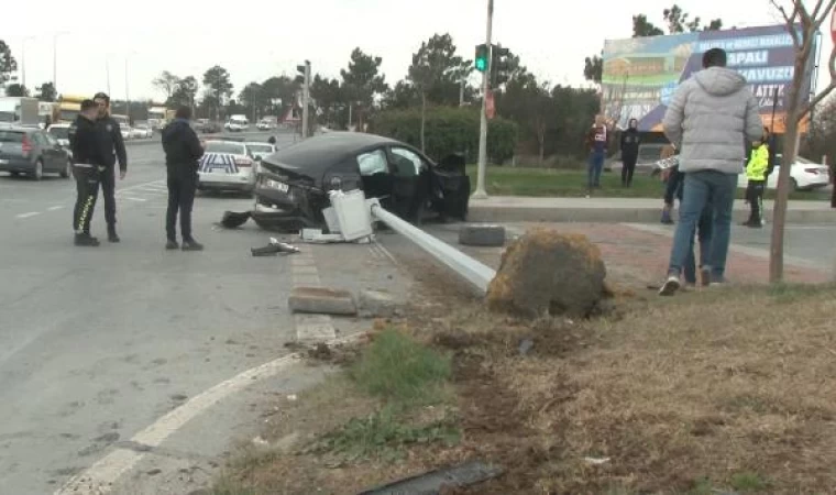 Arnavutköy’de önce minibüse sonra MOBESE direğine çarptı