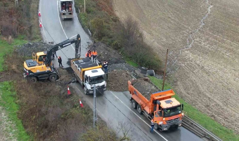 Arnavutköyde yol çöktü