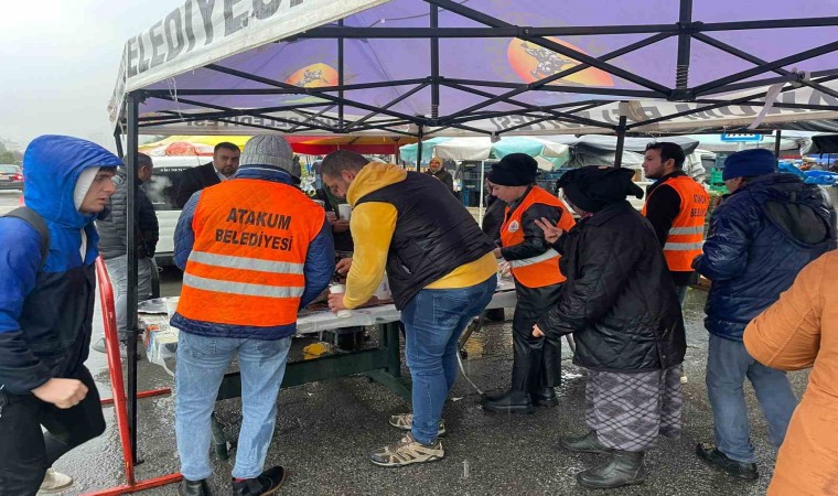 Atakumda öğrencilere ve esnafa sıcak çorba